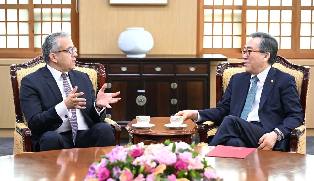 Minister of Foreign Affairs Cho Tae-yul Meets with Dr. Khaled El-Enany, Former Minister of Tourism and Antiquities of Arab Republic of Egypt